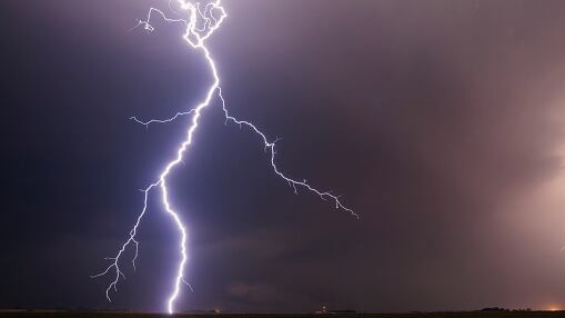 VIDEO: futbolista murió después de ser alcanzado por un rayo en Indonesia