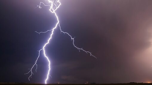 VIDEO: futbolista murió después de ser alcanzado por un rayo en Indonesia
