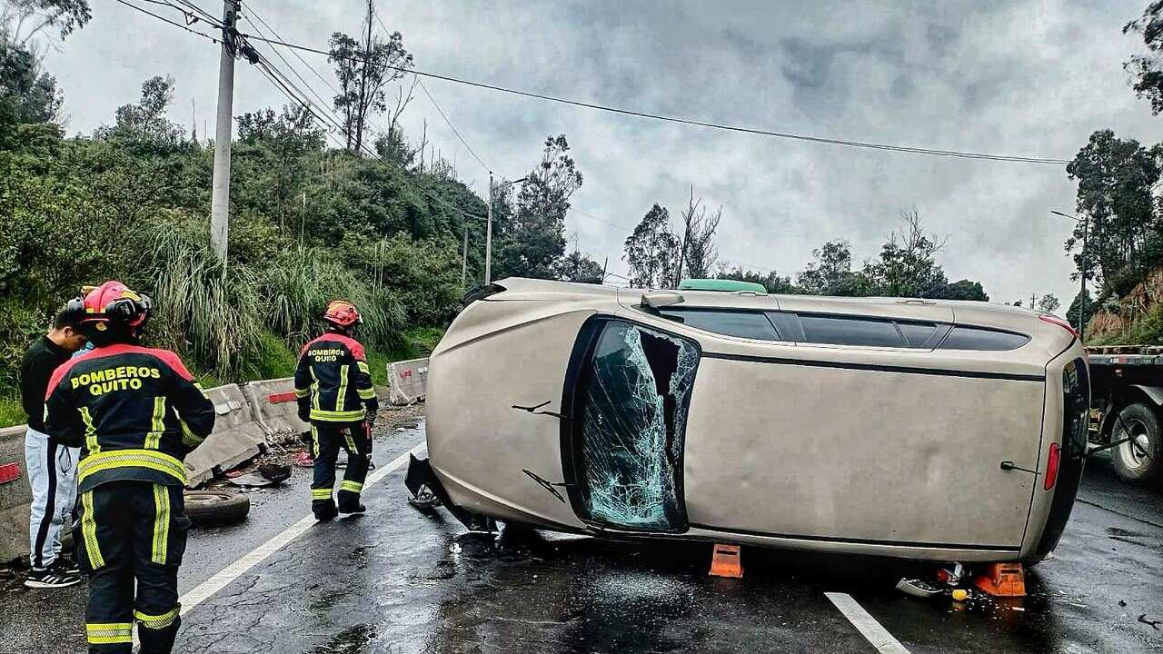 Vehículo volcado en la Simón Bolívar