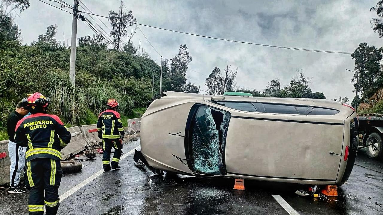 Vehículo volcado en la Simón Bolívar