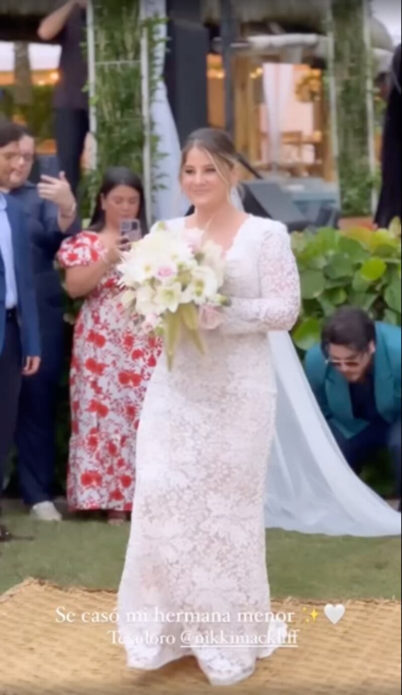 Las fotos inéditas de la boda de la MasterChef Nikki Mackliff con su novia en la playa
