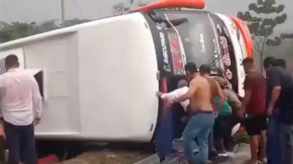 Fatal accidente en Manabí deja dos fallecidos y 15 heridos