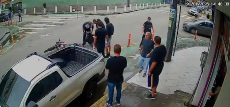 Delincuente fue golpeado por transeúntes tras intentar asaltar a una mujer - Video de X