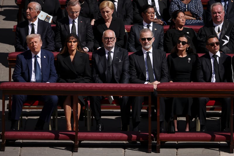 Daniel Noboa en primera fila durante la despedida del Papa Francisco en el Vaticano