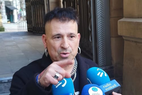 Profesor acusado de ofrecer dinero a alumnas para sexo: asegura que ellas lo perseguían “como una estrella del rock