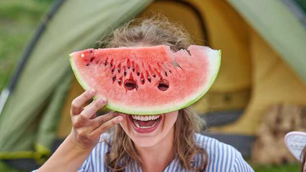 Para consumir la cáscara de sandía debes asegurarte de lavar de forma adecuada.