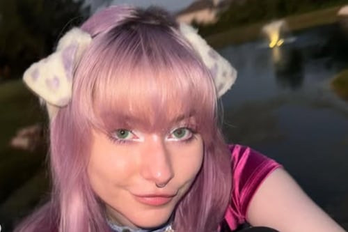 Meow Dalyn, la influencer que vive como perro, causa furor en redes sociales