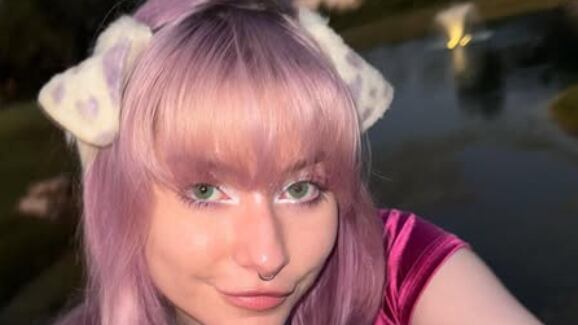 Meow Dalyn muestra en redes su rutina “canina” que causa furor.