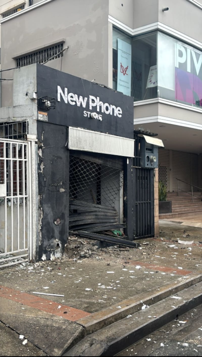 Delincuentes explotaron una bomba en un local en toda la principal de la Victor Emilio Estrada