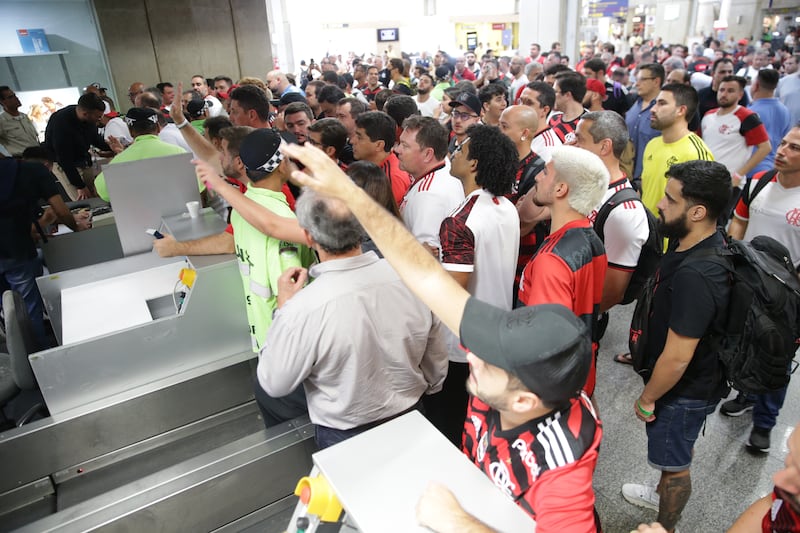 Hinchas de Flamengo esperan en el lobby del Aeropuerto en Brasil.