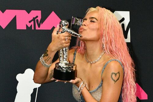 ¡No vas a creer cuánto vale el despampanante vestido azul que utilizó Karol G en los MTV VMAs!