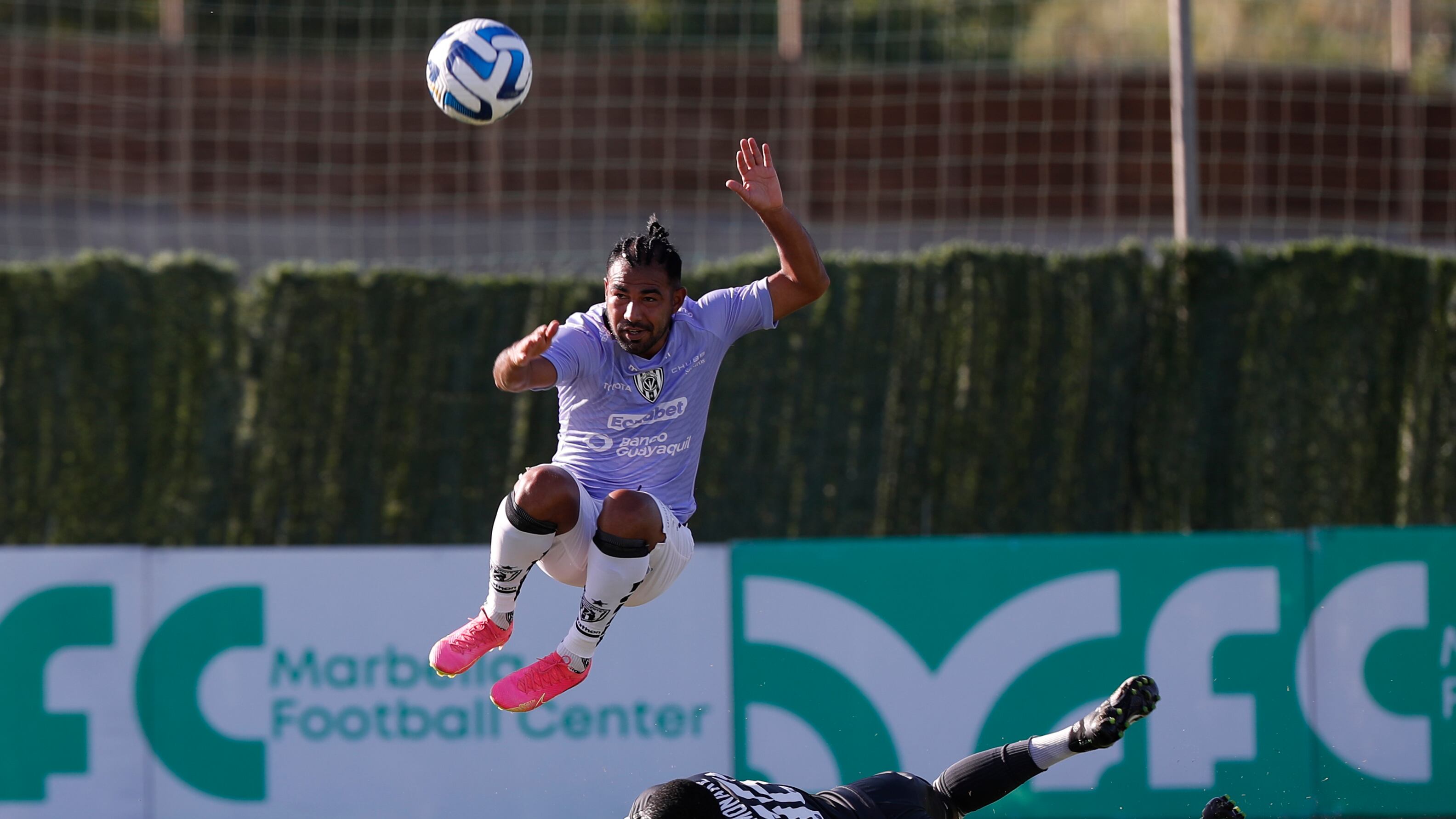 MARBELLA (MÁLAGA), 15/07/2023.- El centrocampista ecuatoriano Junior Sornoza (i), de Independiente del Valle, disputa el balón ante Thabang Monare (d), centrocampista sudafricano en el Orlando Pirates, durante el encuentro amistoso entre el club ecuatoriano Independiente del Valle y el club sudafricano Orlando Pirates, este sábado en el Marbella Football Center, en Marbella, Málaga. EFE/ Jorge Zapata