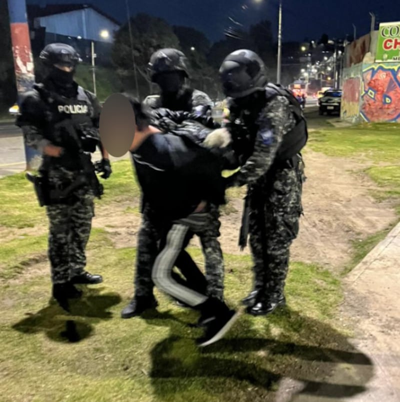 Sujeto con fotos de armas, dinero y videos de encapuchados en su celular fue detenido en la Av. Simón Bolívar, en Quito. Foto: Secretaría de Seguridad