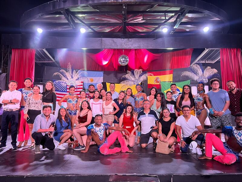 Show nocturno en Decameron Mompiche