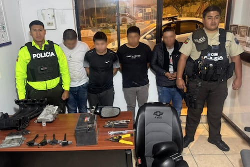 Banda familiar conformada por un padre, sus dos hijos menores y un tío fueron detenidos en Quito por robo de autopartes