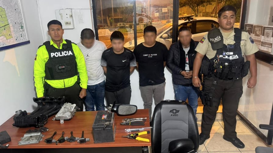 Banda familiar conformada por un padre, sus dos hijos menores y un tío fueron detenidos en Quito por robo de autopartes