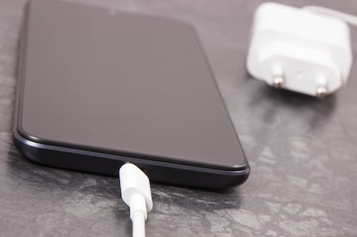 ¿Qué conectar primero: el cargador o el celular? Esto recomiendan los expertos
