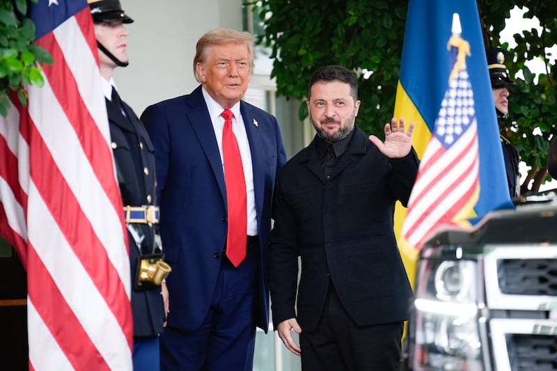 El presidente estadounidense, Donald Trump y su homólogo ucraniano, Volodimir Zelenski (d), a la llegada de éste a la Casa Blanca, momentos antes de su encuentro con líderes europeos, este lunes en Washington. El presidente estadounidense, Donald Trump, recibió este lunes en la Casa Blanca a su homólogo ucraniano, Volodímir Zelenski