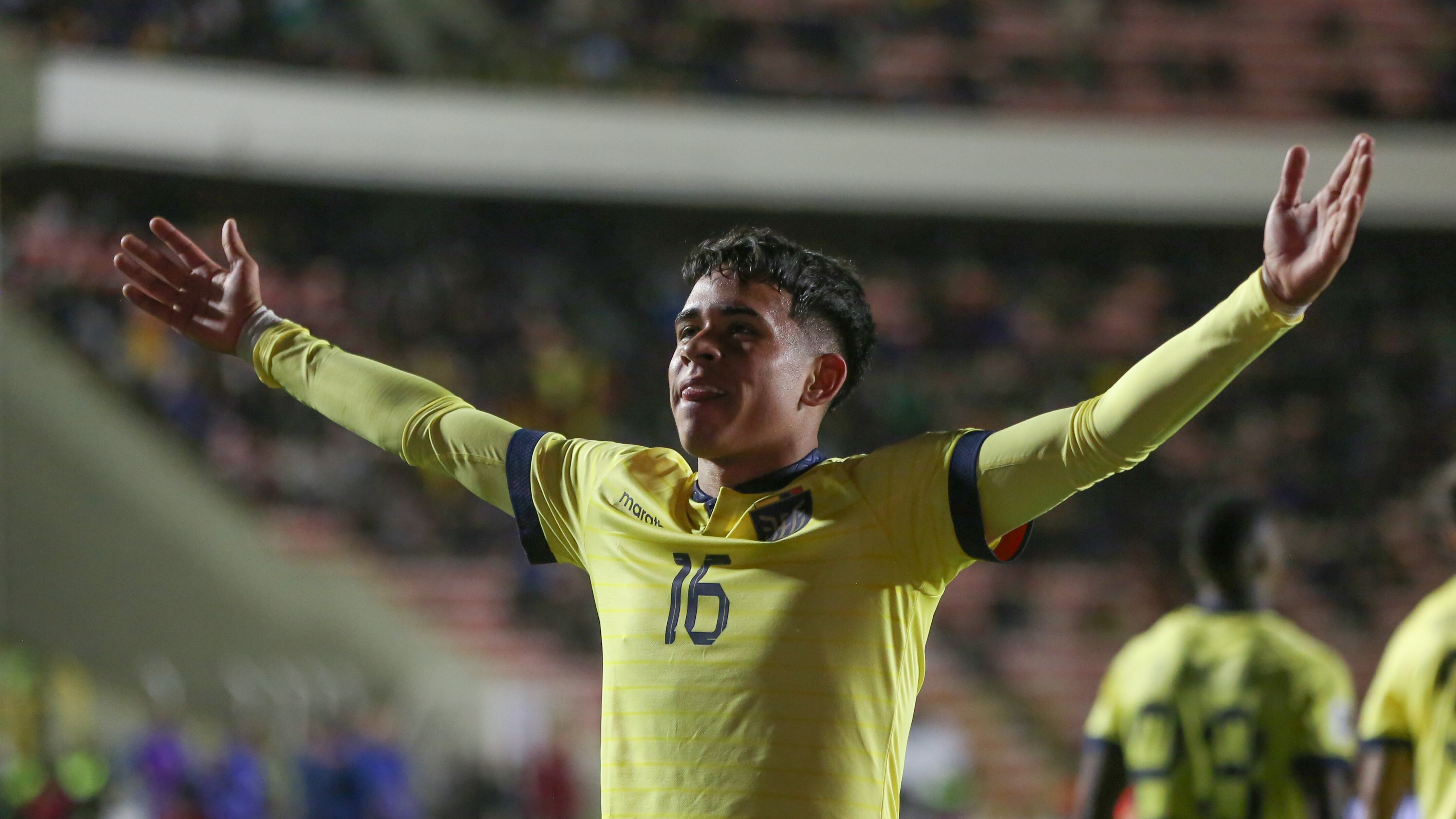 Kendry Páez de Ecuador celebra su gol hoy, en un partido de las Eliminatorias Sudamericanas para la Copa Mundial de Fútbol 2026 entre Bolivia y Ecuador en el estadio Hernando Siles en La Paz