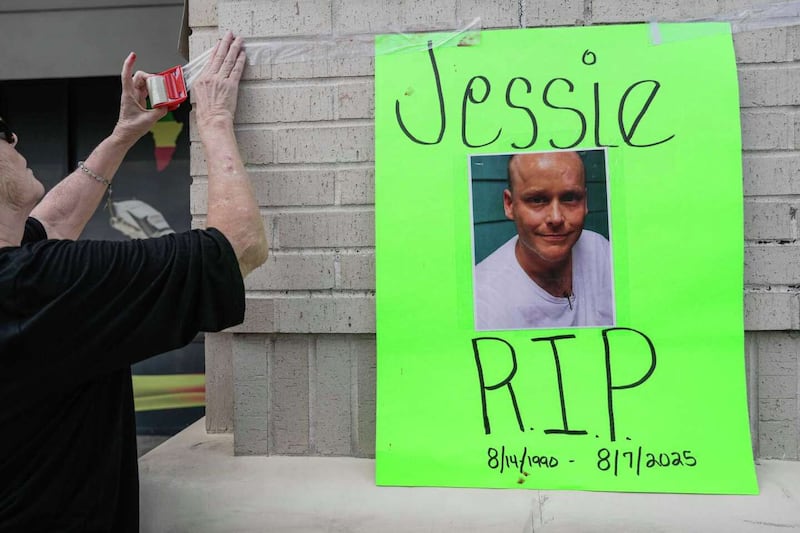 Jessie Mobley Jr., de 34 años, fue hallado sin vida en la calle tras desvanecerse en un restaurante de Houston, mientras los empleados no llamaron a emergencias.