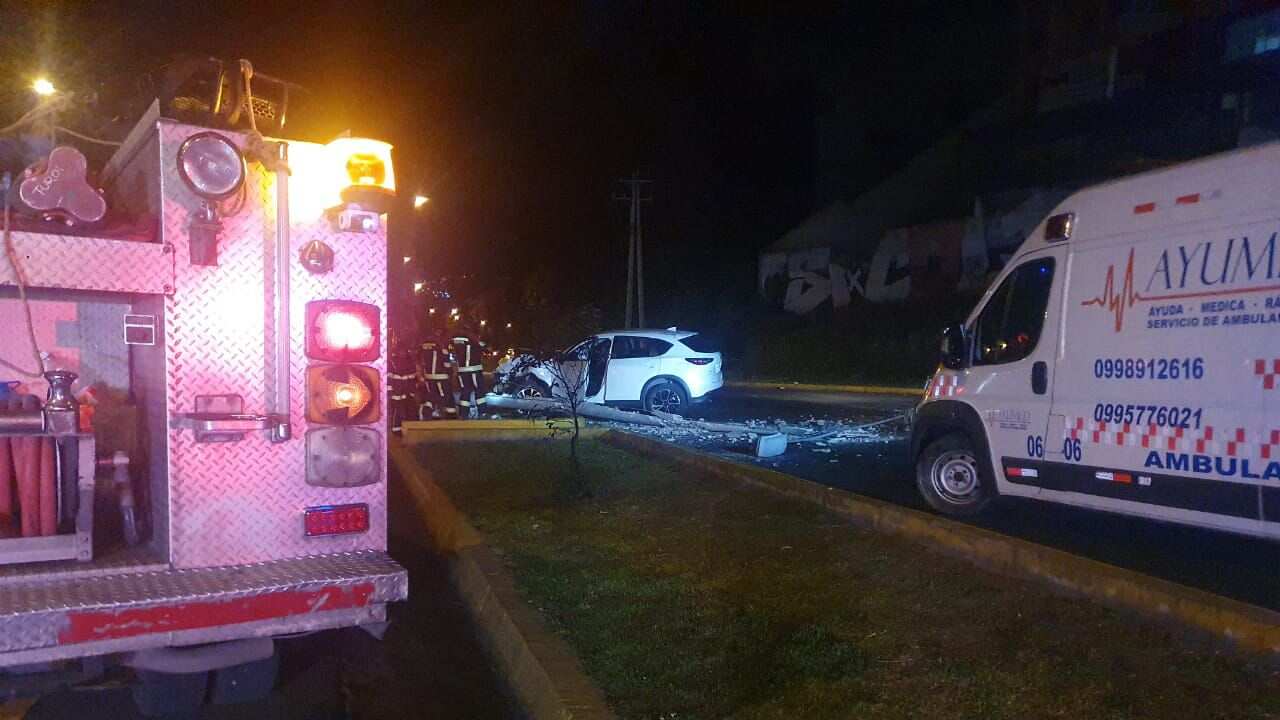 Vehículo se estrelló contra un poste de luz en la Autopista General Rumiñahui, en Quito