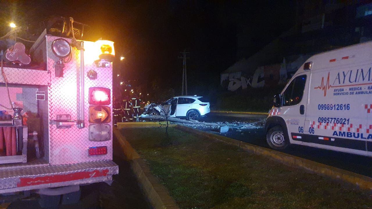Vehículo se estrelló contra un poste de luz en la Autopista General Rumiñahui, en Quito