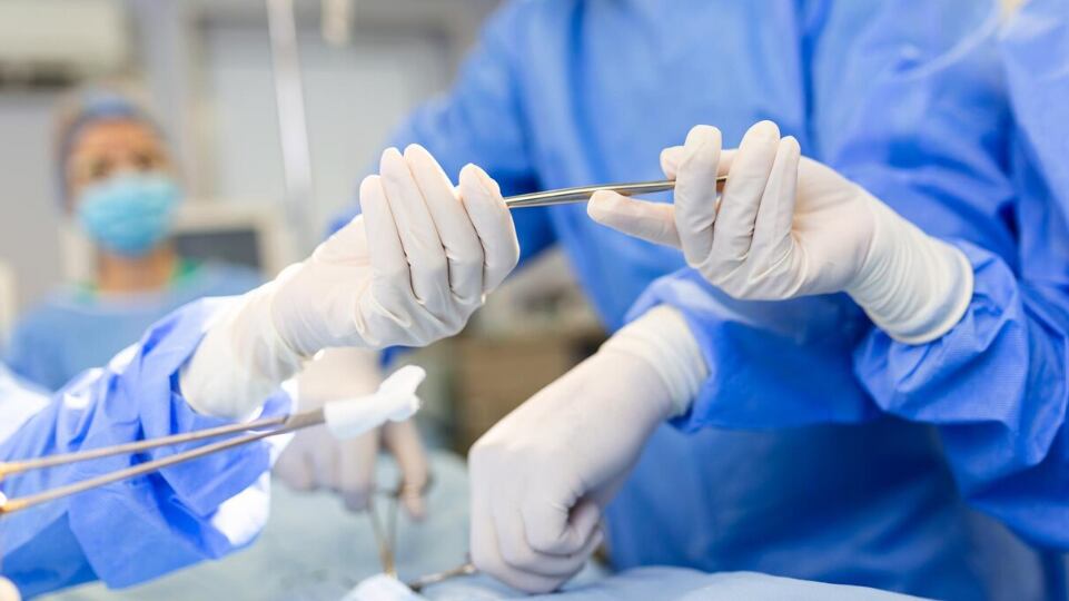 Los cirujanos realizan la operación Médicos profesionales que realizan la cirugía