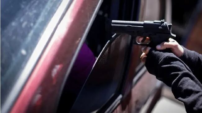 Amenazaron con un arma a un conductor de app y lo dejaron maniatado en el sur de Quito; horas después la Policía los detuvo