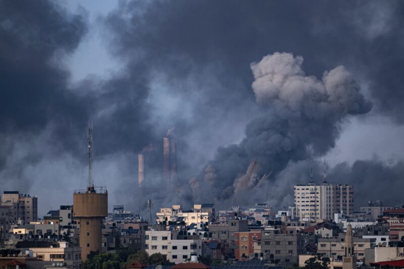 El humo se eleva tras un ataque aéreo israelí en la ciudad de Gaza, el miércoles 11 de octubre de 2023.
