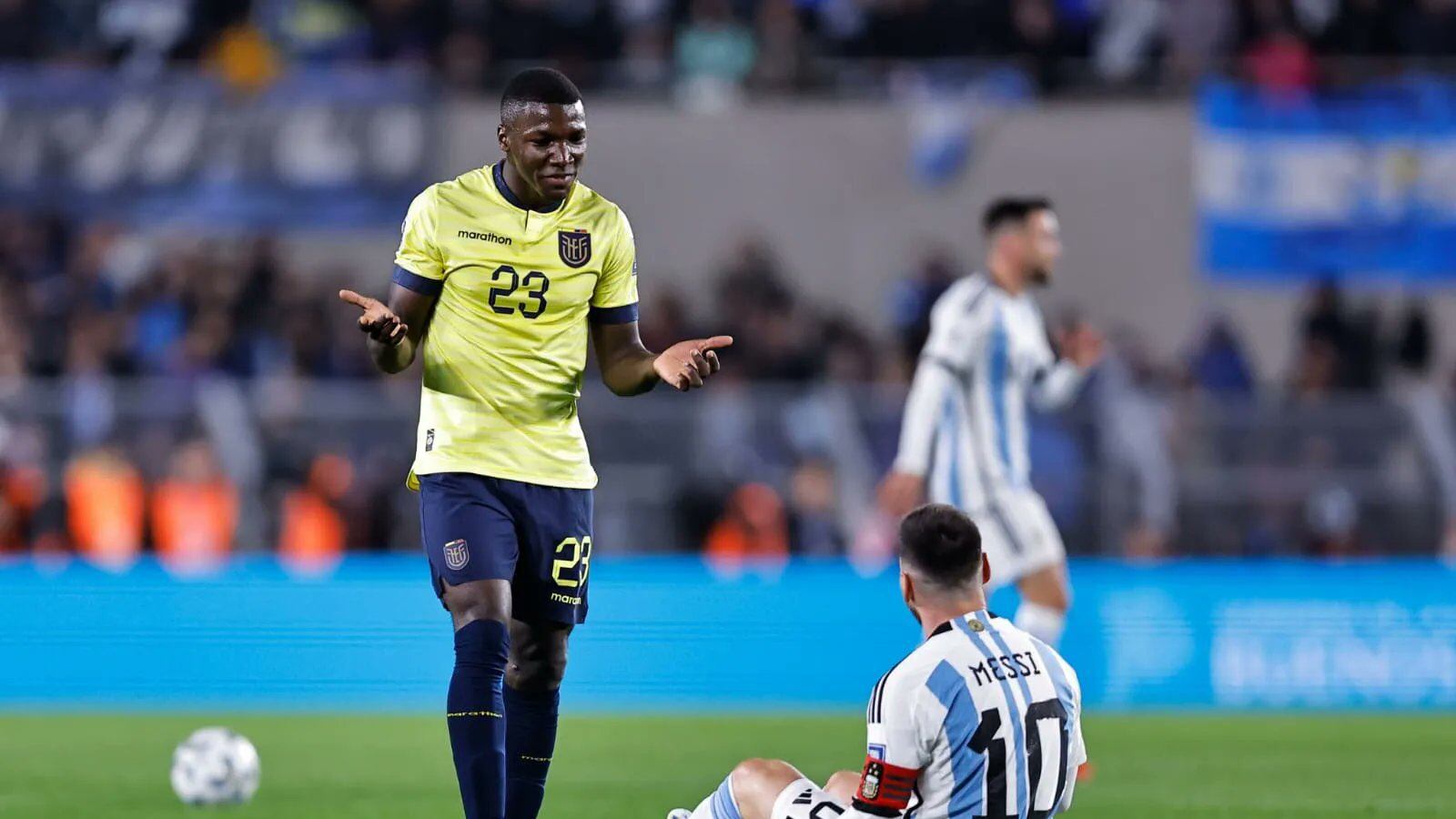 Duelo entre Moisés Caicedo y Lionel Messi