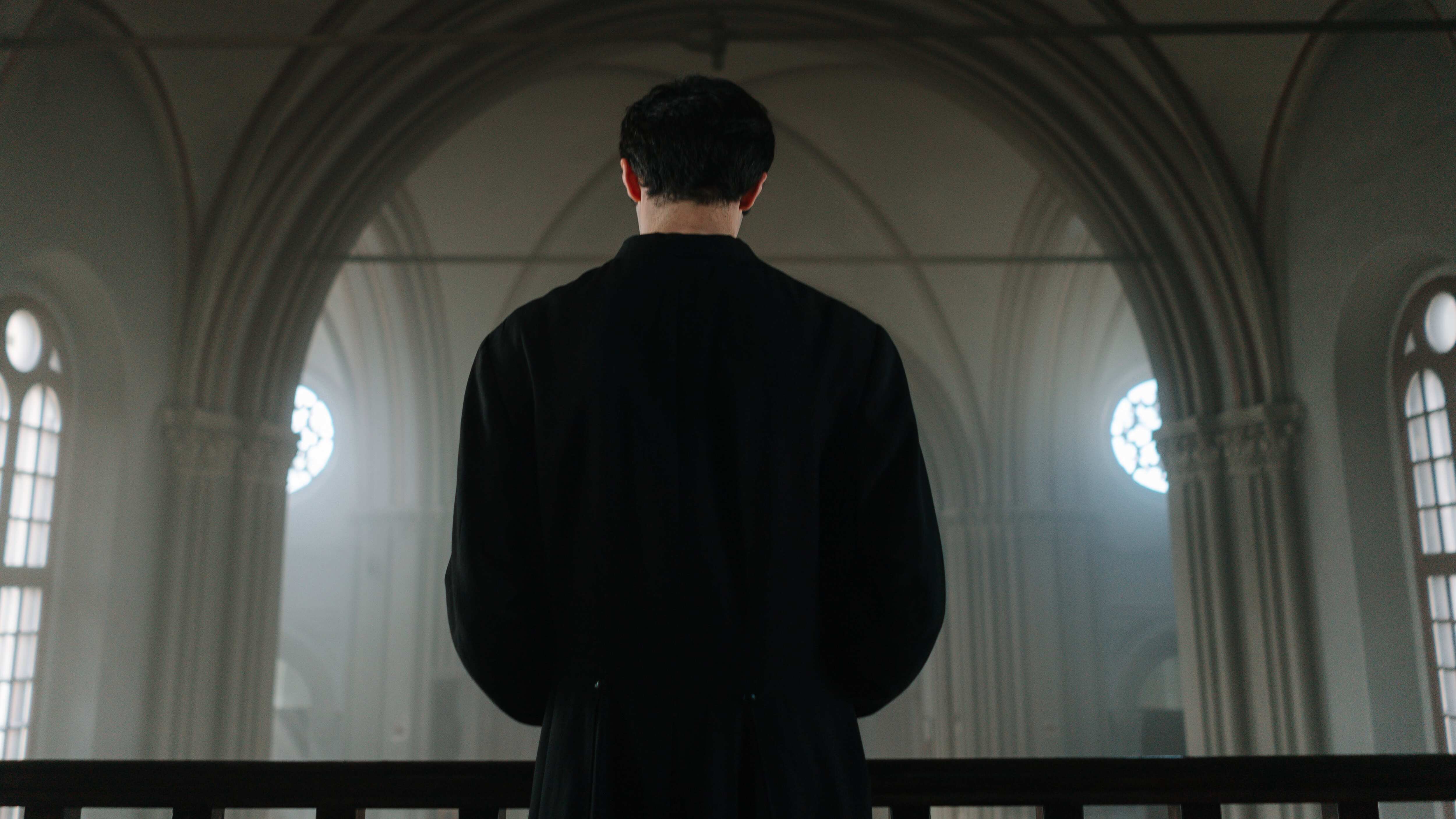 El “hombre más guapo de Italia” abandona la vida de modelo para hacerse sacerdote.