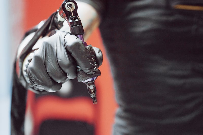 Se tatuó el nombre de su novio y el era casado