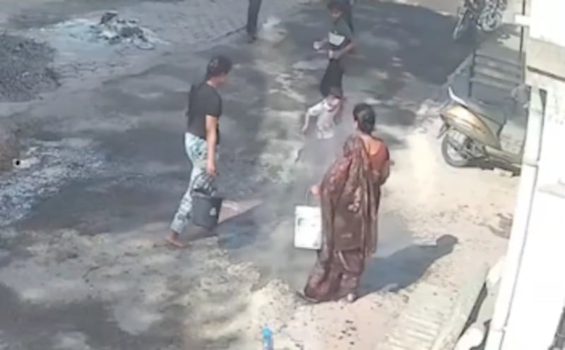 Mujer quema a niño con agua hirviendo en Nagpur, India.