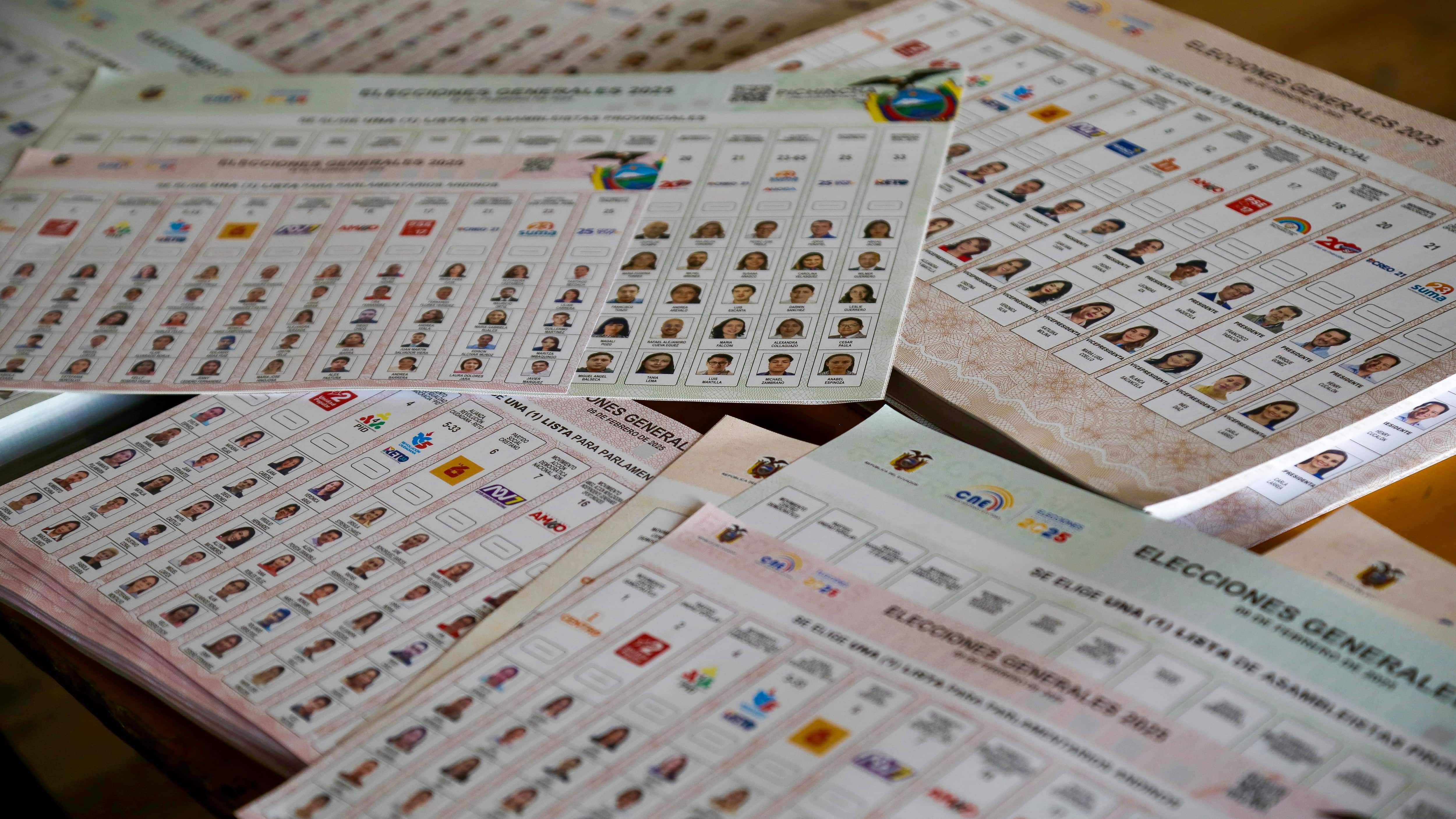 Papeletas electorales durante las elecciones presidenciales y legislativas de Ecuador este domingo, en la Escuela 10 de Agosto, en Quito (Ecuador).