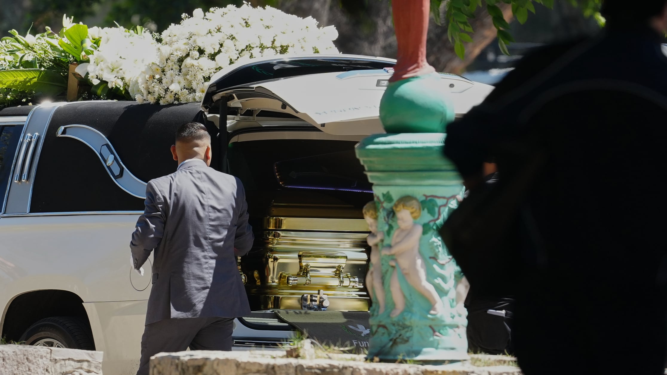 Alias “El Mencho” fue llevado en ataúd dorado a su morada final