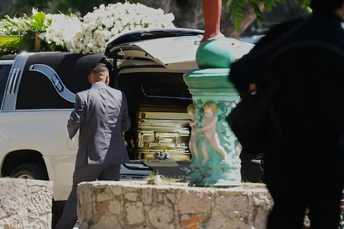 Alias “El Mencho” fue llevado en ataúd dorado a su morada final