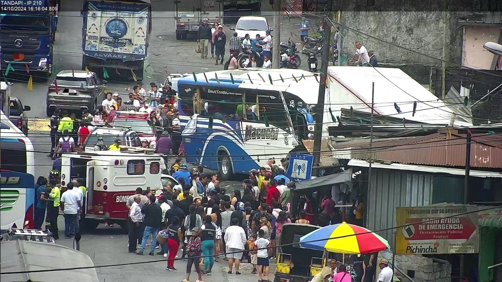 Un bus de transporte público se impactó contra una vivienda en la vía Alóag-Santo Domingo