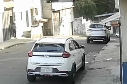 VIDEO: Delincuentes son captados ingresando a domicilios y robando varios objetos en el norte de Quito