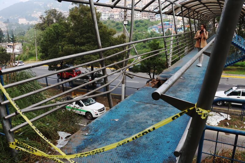 Puente peatonal que sufrió un atentado con explosivos en el sector del Trébol vía al Valle de los Chillos