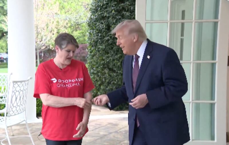 El presidente sorprendió a la repartidora con una jugosa propina durante la entrega.