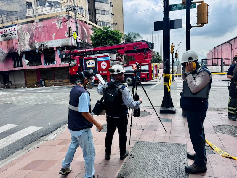 Fotografía del edificio Multicomercio con humo saliendo y zona acordonada por la emergencia.