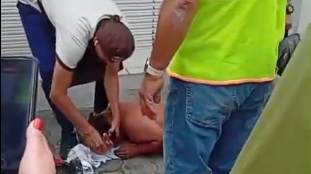 Quito: video muestra linchamiento de presunto ladrón en la Av. Mariana de Jesús antes de ser detenido