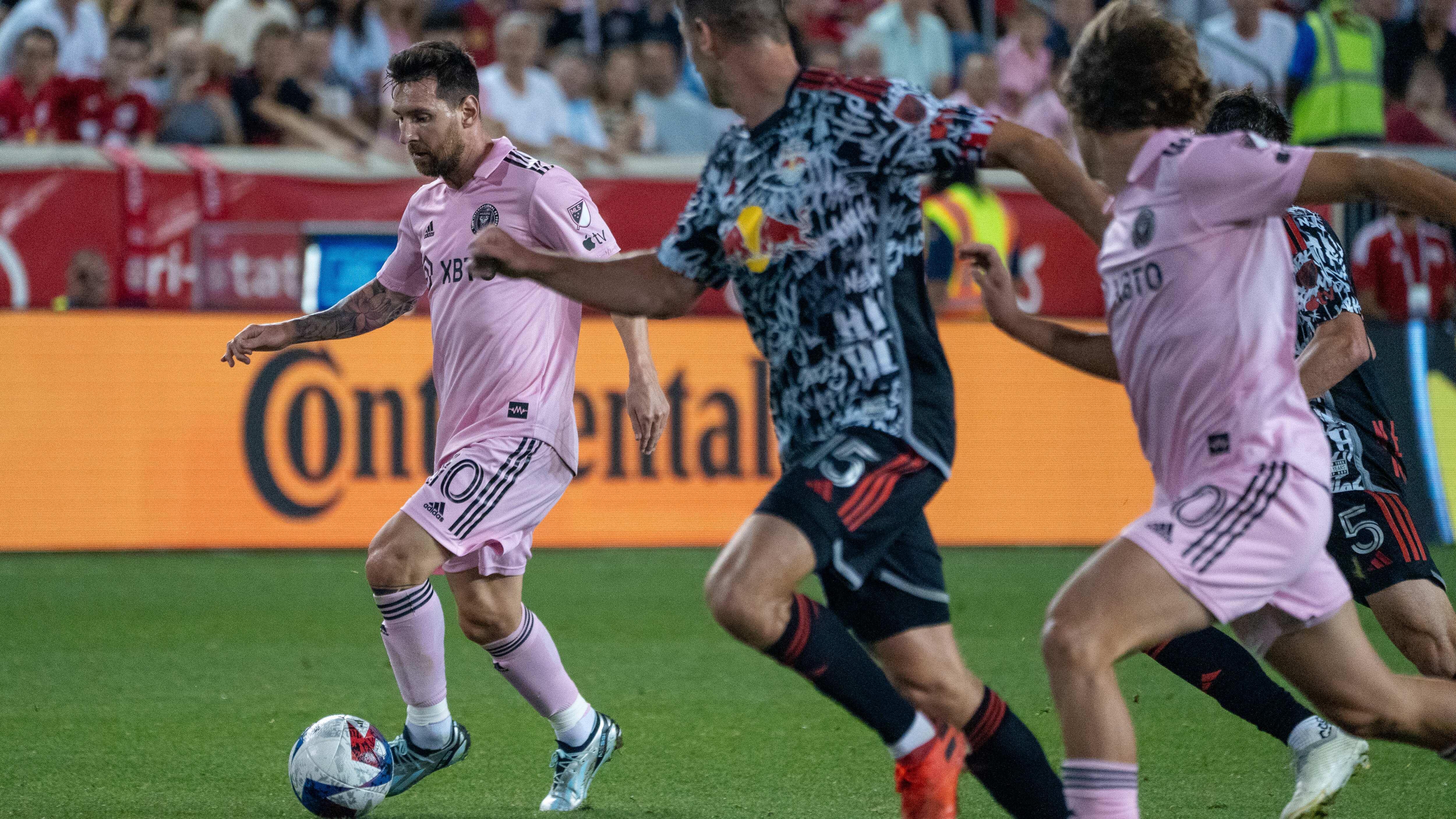 AME4708. HARRISON (ESTADOS UNIDOS), 27/08/2023.- Lionel Messi (i) del Inter Miami CF toma el balón contra New York Red Bulls, durante su debut en la MLS, el 26 de agosto de 2023 en el estadio Red Bull Arena en Harrison, Nueva Jersey (EE.UU). EFE/Ángel Colmenares