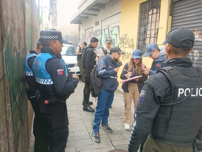 Vendían ‘guanchaca’ a 50 centavos en una licorería clandestina bajo un puente en el Centro Histórico de Quito. Foto: AMC