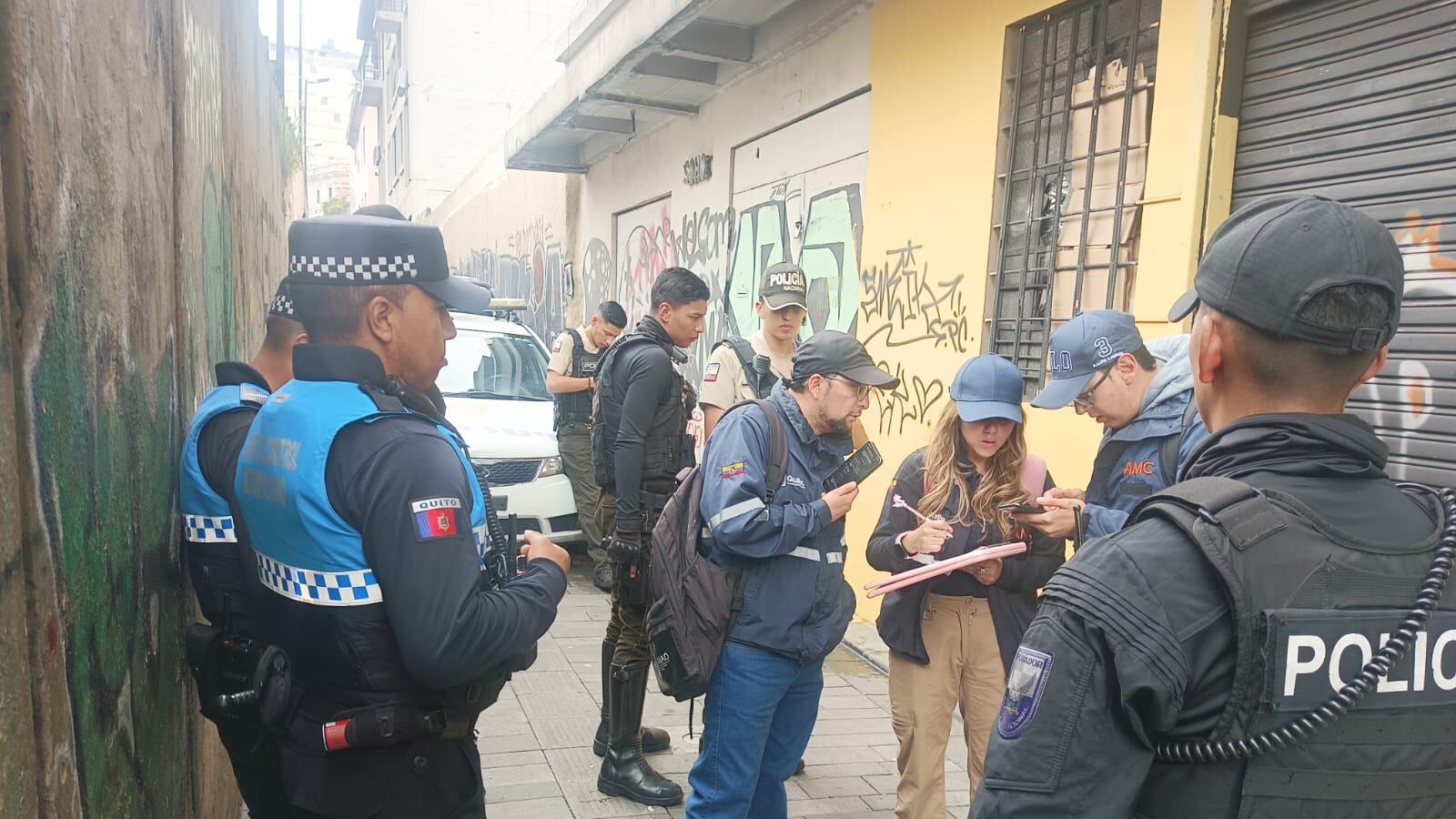 Vendían ‘guanchaca’ a 50 centavos en una licorería clandestina bajo un puente en el Centro Histórico de Quito. Foto: AMC