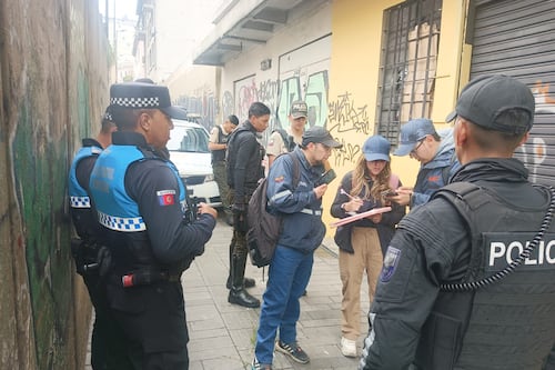 Vendían ‘guanchaca’ a 50 centavos en una licorería clandestina bajo un puente en el Centro Histórico de Quito