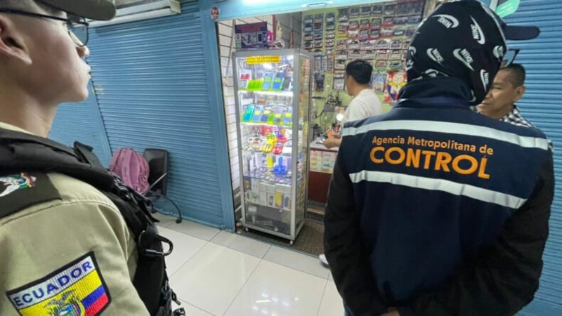 Cerca de 100 celulares fueron decomisados durante operativo en el Centro Comercial Montúfar de Quito