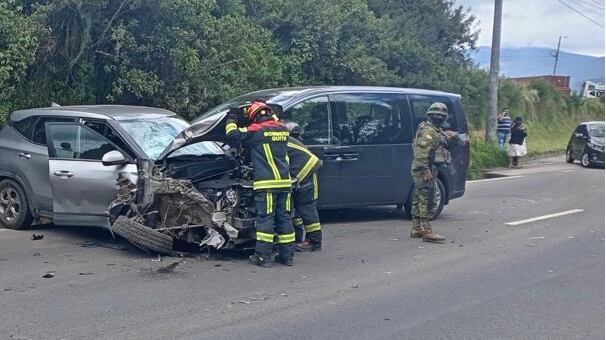 Accidente de tránsito en la Av. Simón Bolívar, en Quito, deja seis personas heridas
