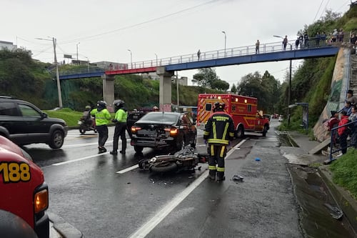 Motocicleta se impacta contra auto en La Lucha de los Pobres, sur de Quito