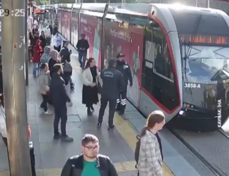 Guardia salva a joven distraída con audífonos antes de ser atropellada por un tranvía en Kayseri.